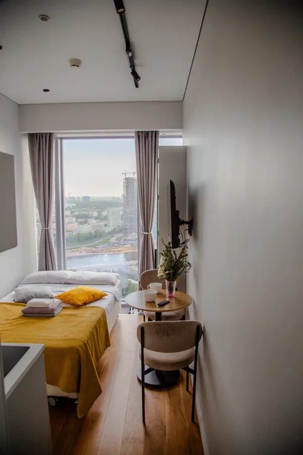 Спальная зона апартаментов Lumont 32 Studio 8 днём, 32 этаж башни Око